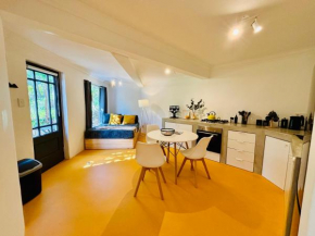 Hout Bay Stay - yellow studio